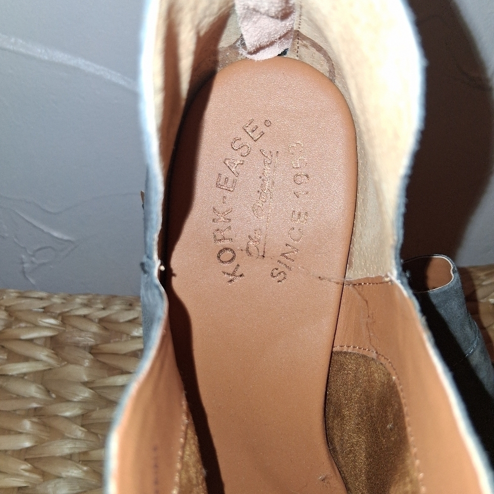 Kork Ease  NWT Women’s  SKYE Boots Gray Suede Distressed US Size 9.5 - Picture 3 of 8